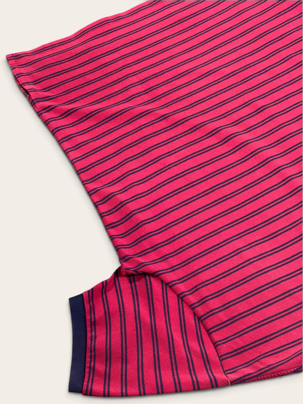 Détail du dos, de l’épaule et d’une manche du polo Ralph Lauren rayé.