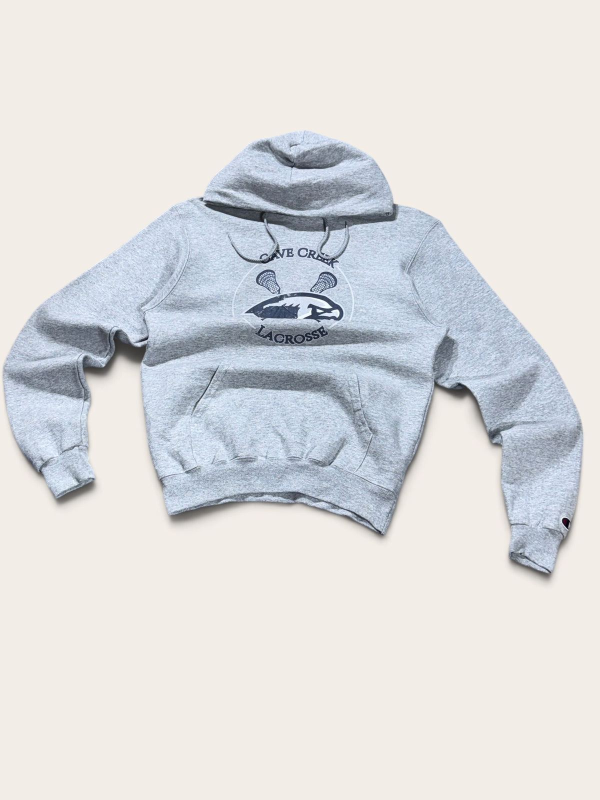 Vue de face du sweat Champion gris chiné à capuche, avec poche kangourou et motif Cave Creek Lacrosse.