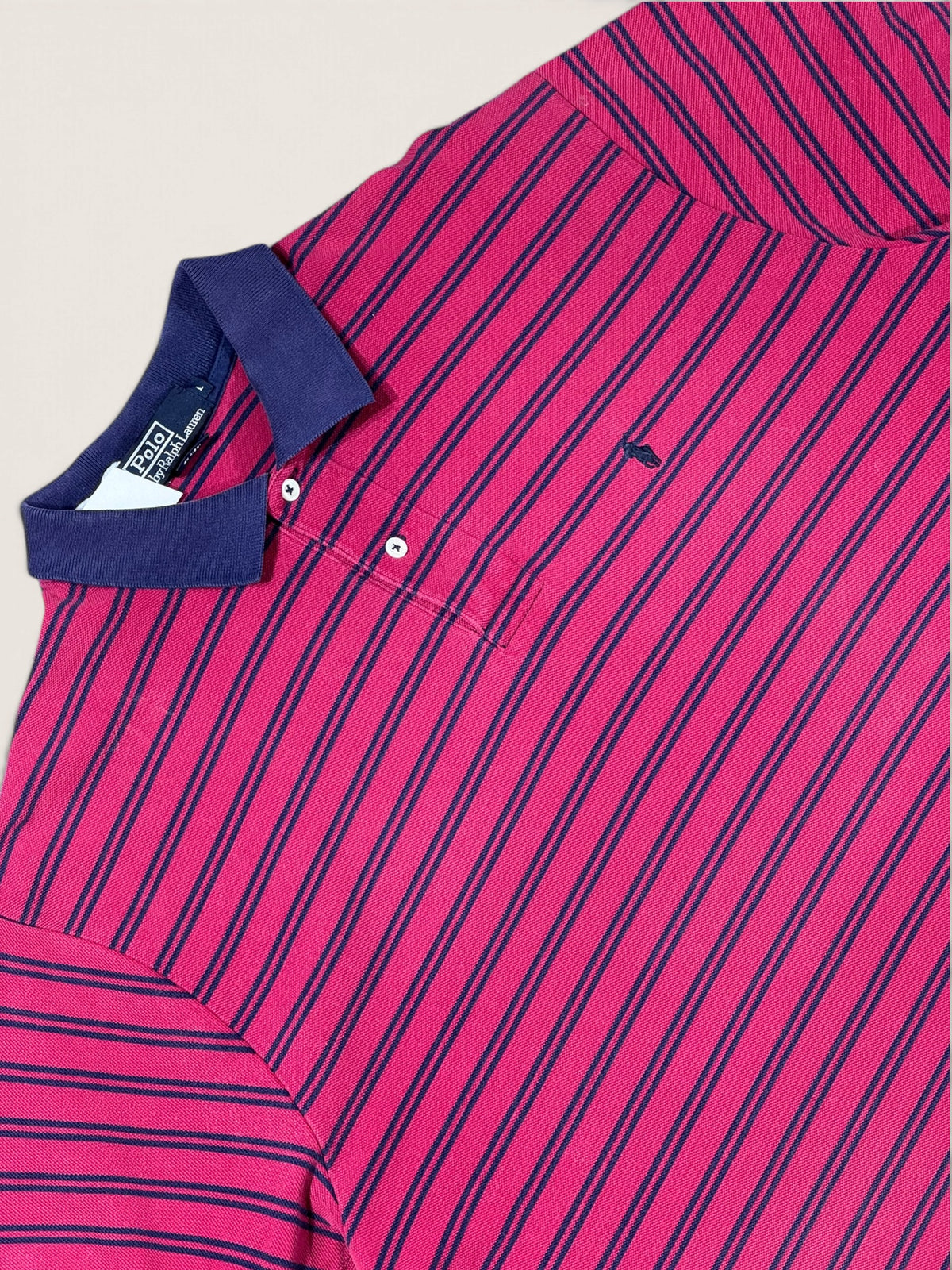 Détail du col, de la patte à boutons, du logo et de l’étiquette Polo Ralph Lauren.