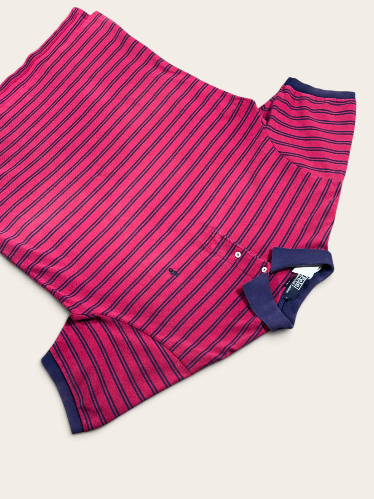 Autre angle de face du polo Ralph Lauren rayé, avec patte à deux boutons blancs.
