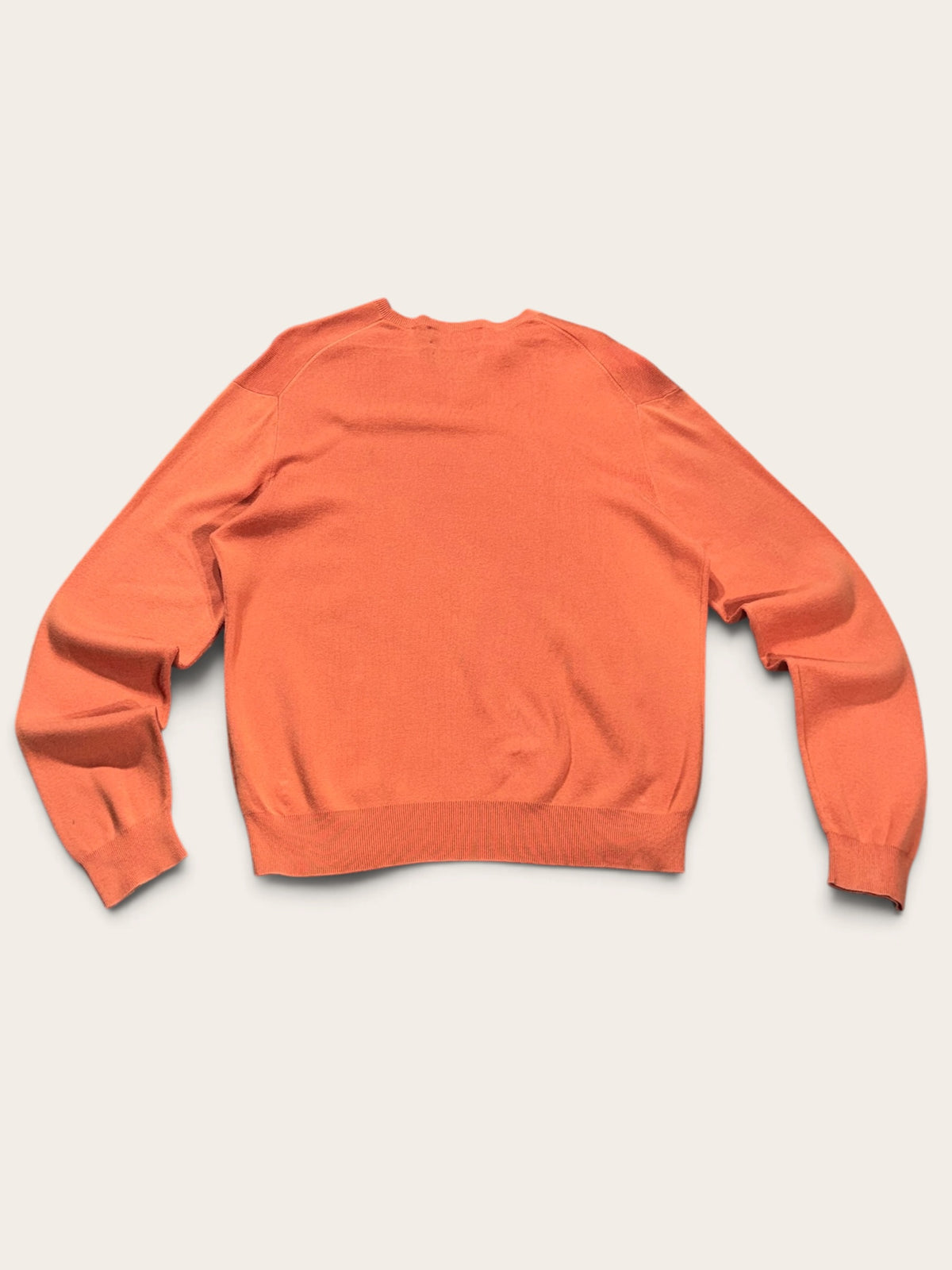 Vue complète de dos du pull Ralph Lauren orange à manches longues.
