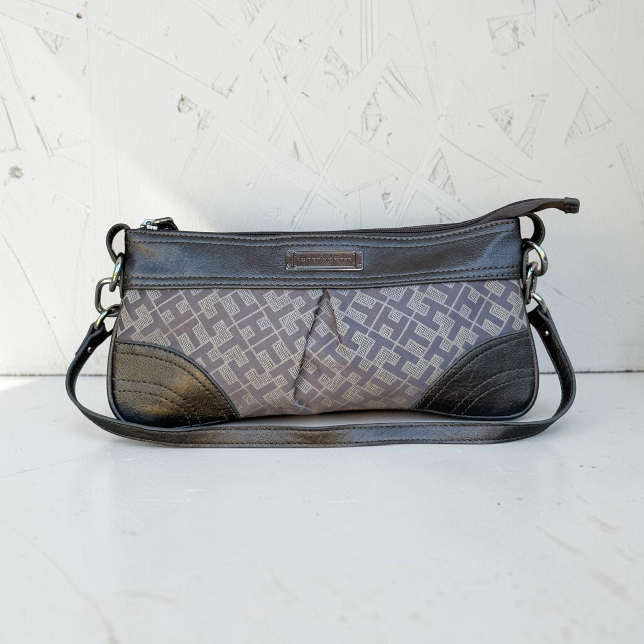 Sac Tommy Hilfiger Monogram Gris Baguette Femme