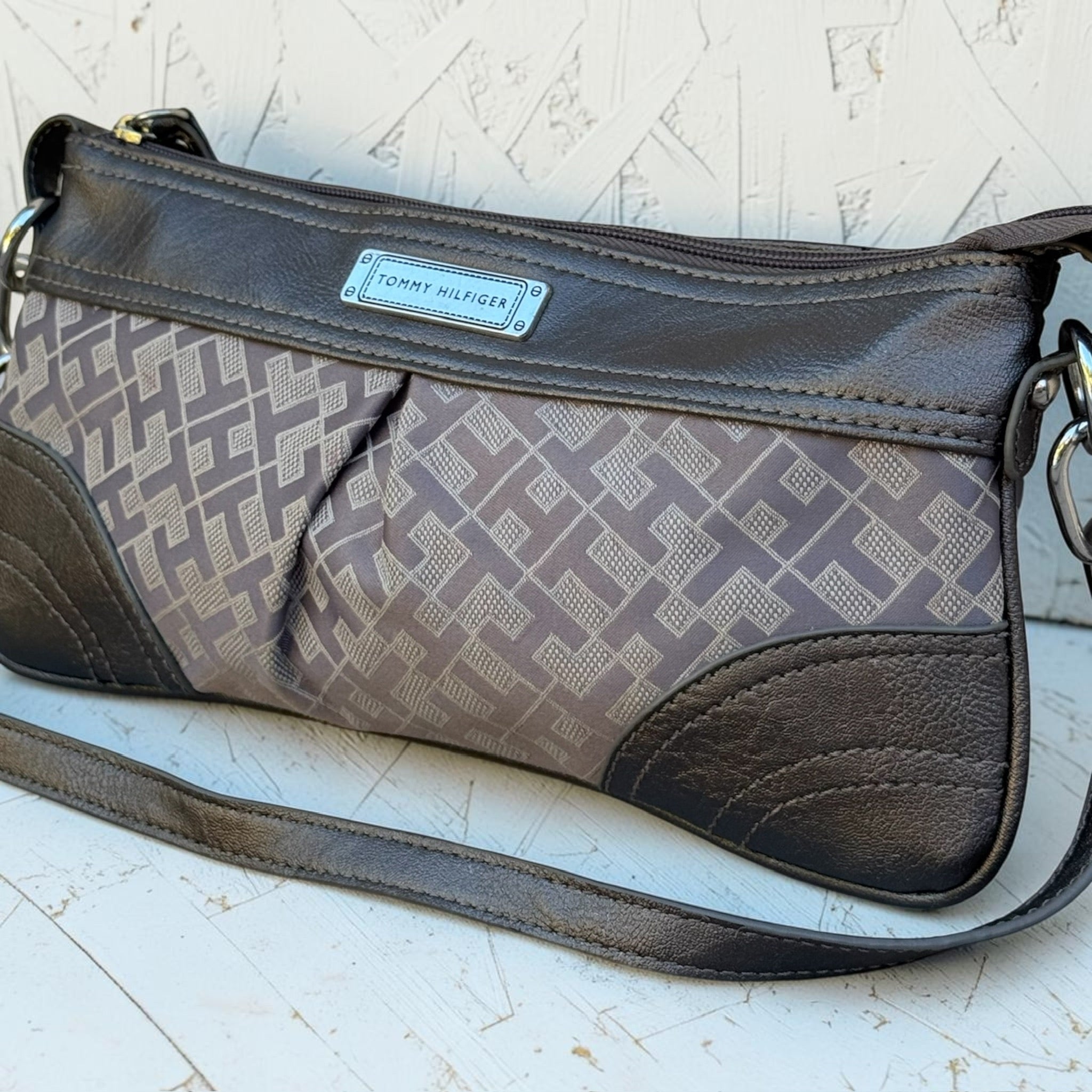 Sac Tommy Hilfiger Monogram Gris Baguette Femme
