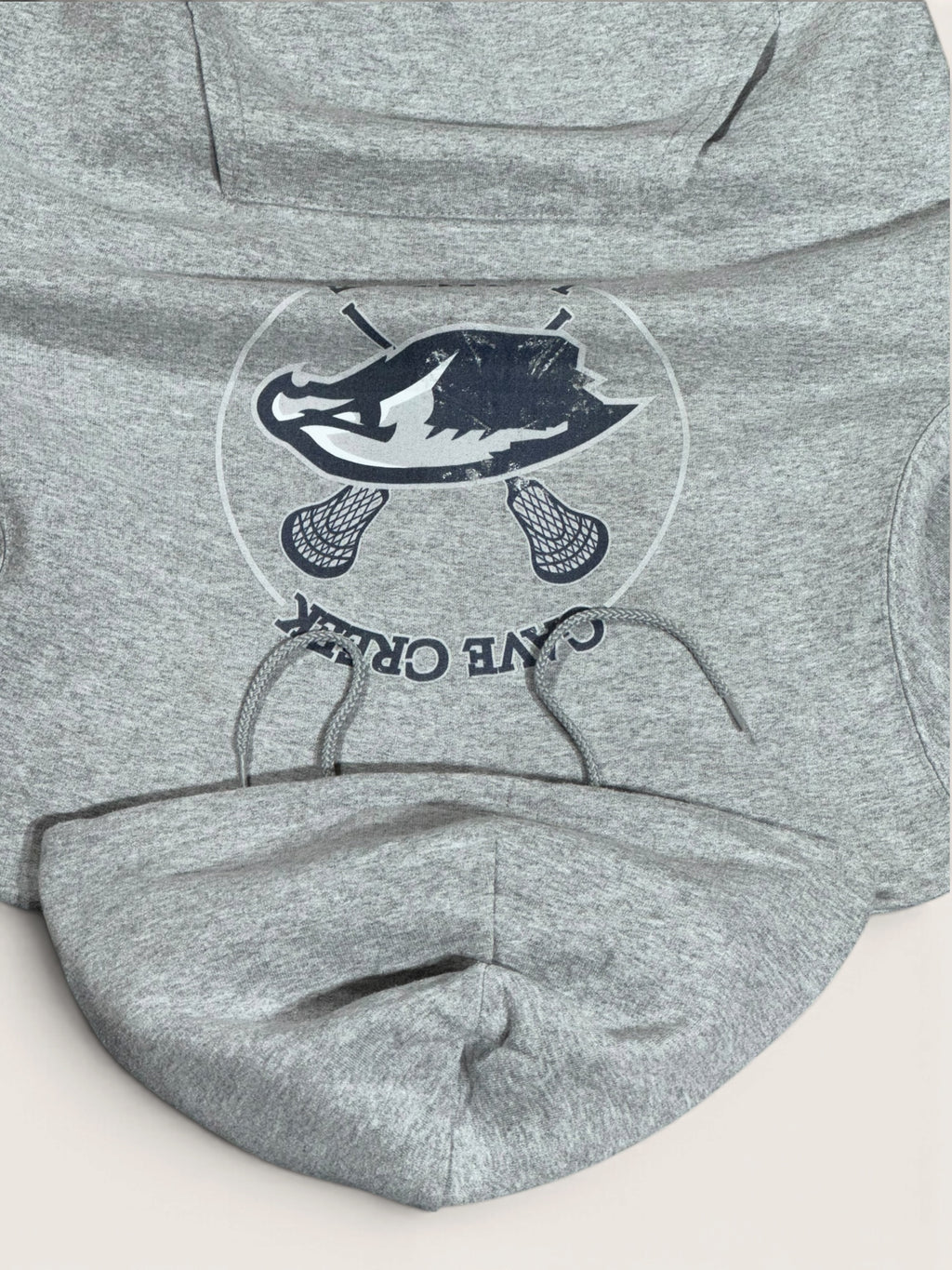 Détail de la capuche, des cordons et du motif imprimé Cave Creek Lacrosse présentant des marques d’usure.