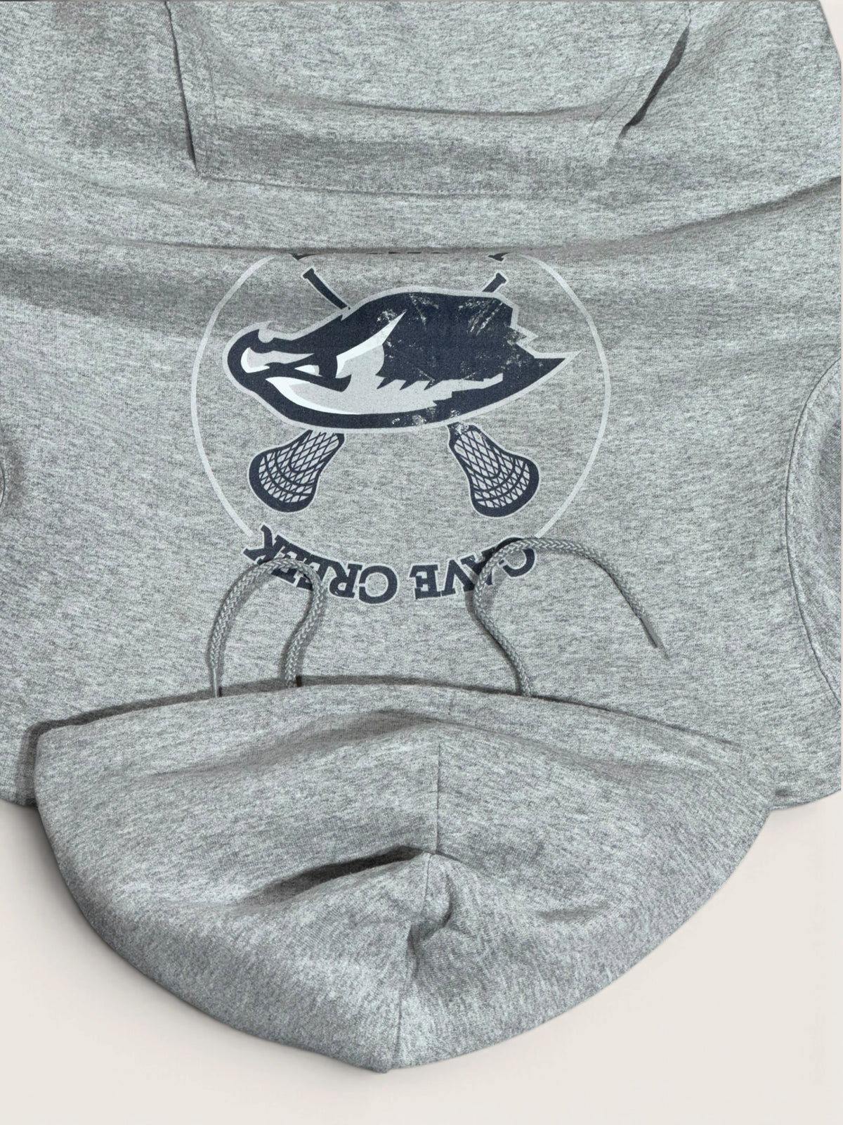Détail de la capuche, des cordons et du motif imprimé Cave Creek Lacrosse présentant des marques d’usure.