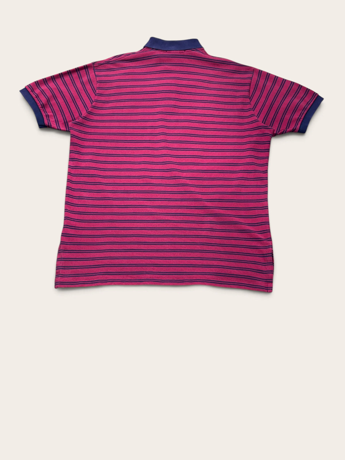 Vue complète de dos du polo Ralph Lauren rayé rouge et bleu marine.