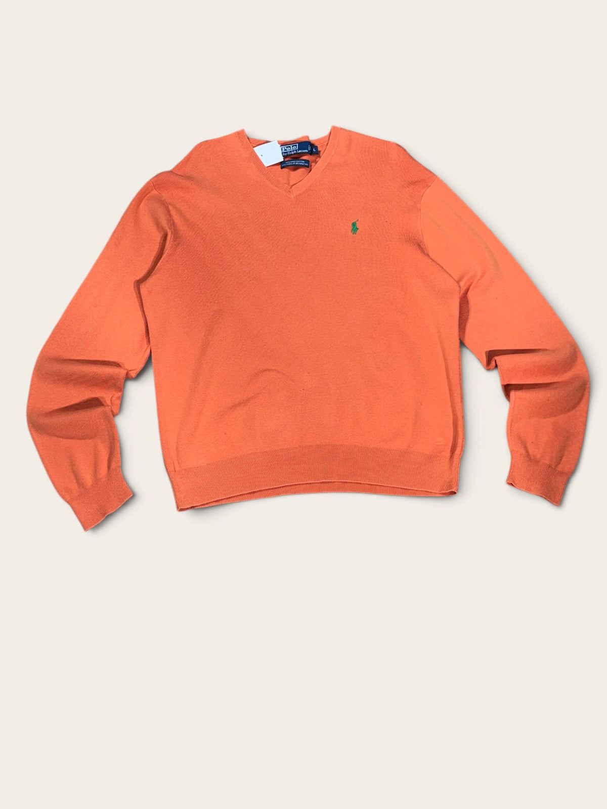 Vue de face du pull Ralph Lauren orange à col V et manches longues, avec logo vert.