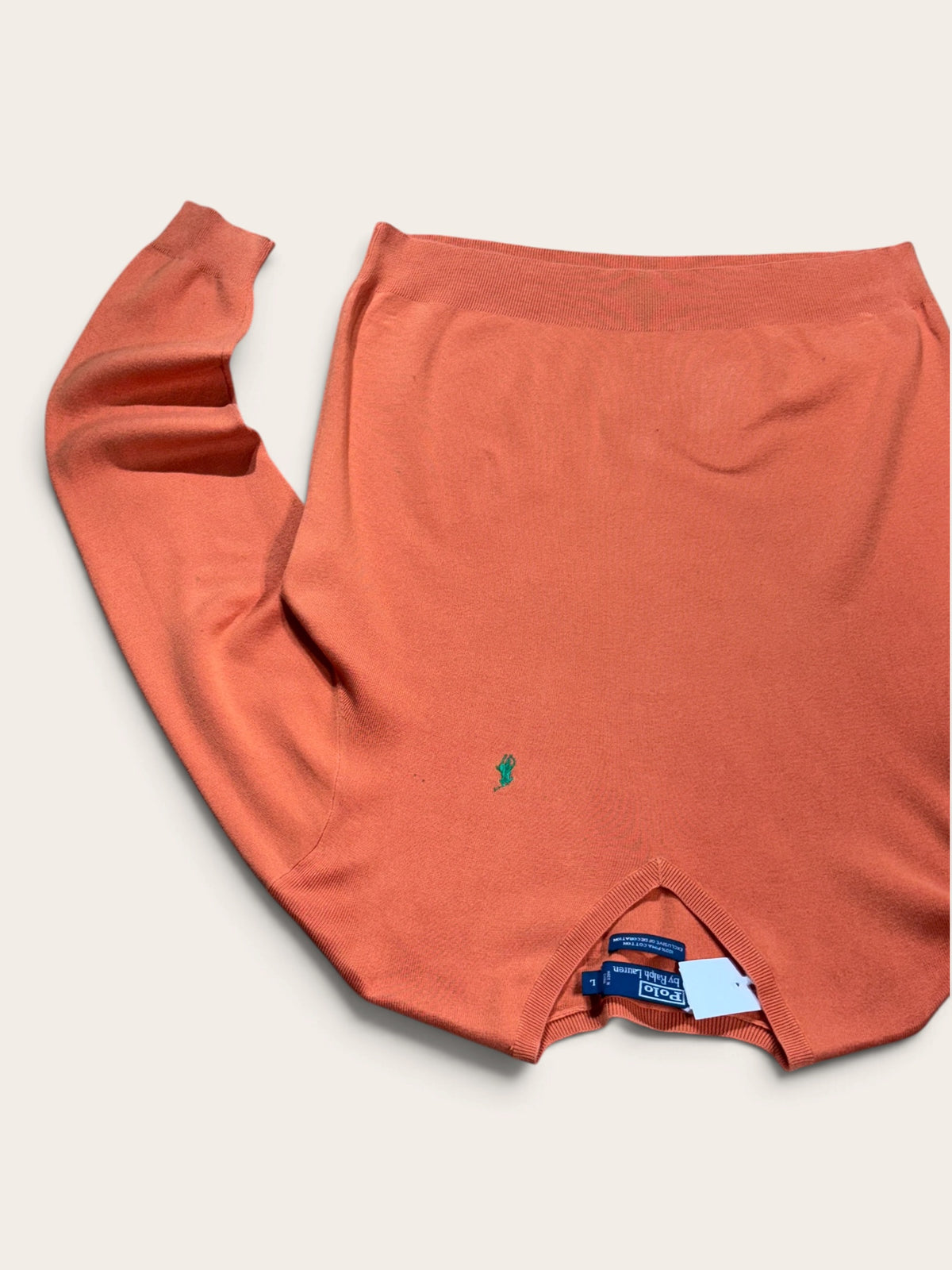 Autre angle de face du pull Ralph Lauren orange montrant le col V et le logo vert.