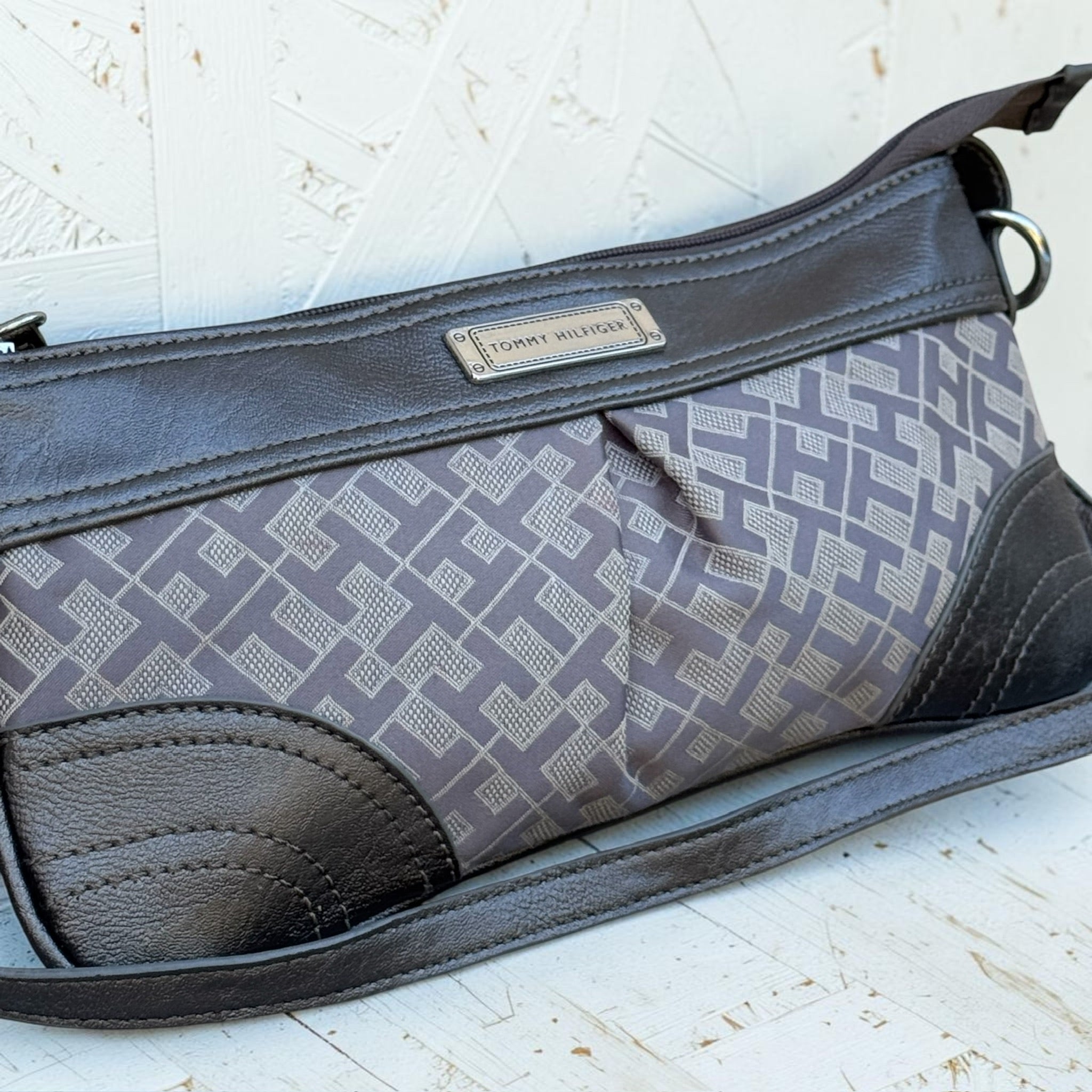 Sac Tommy Hilfiger Monogram Gris Baguette Femme
