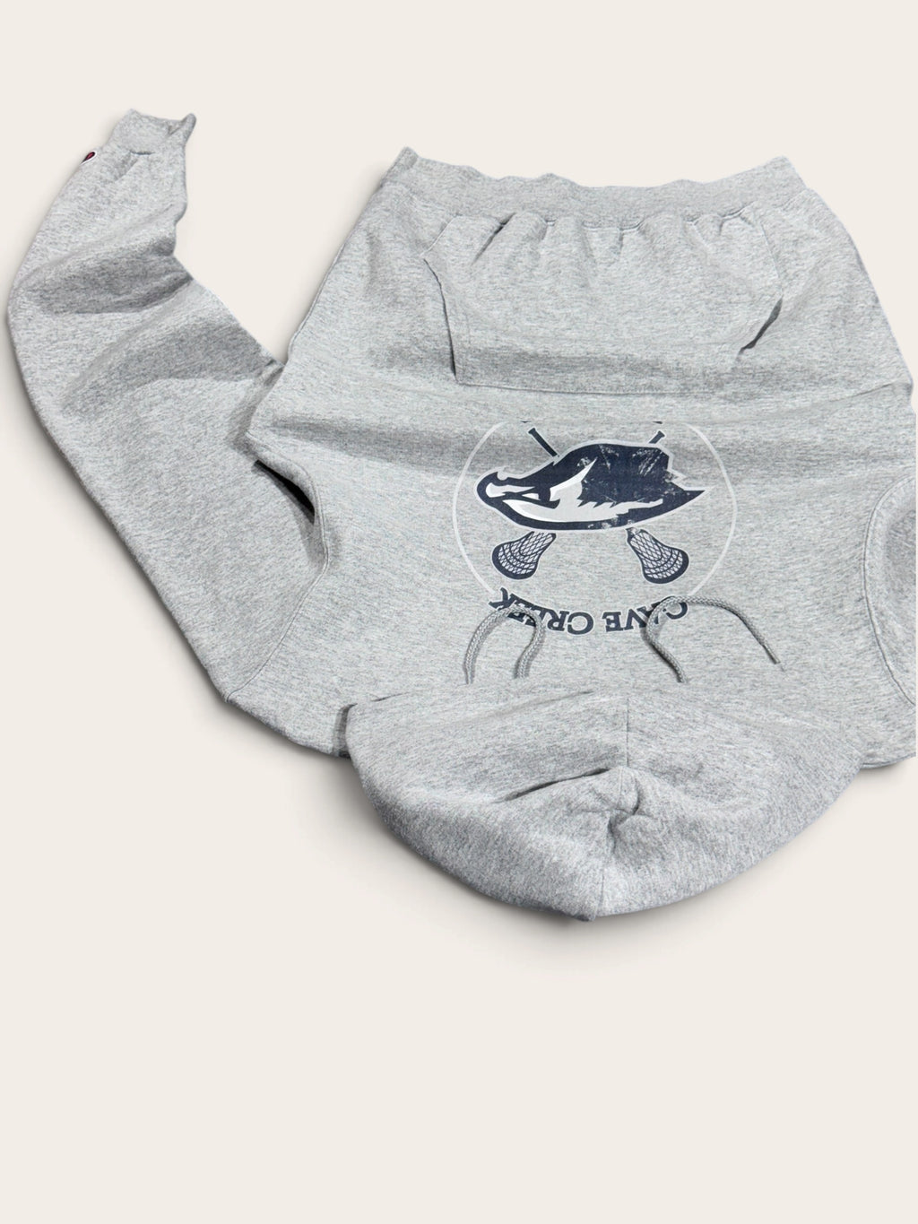 Autre angle de face du sweat Champion gris chiné à capuche, avec motif Cave Creek Lacrosse.