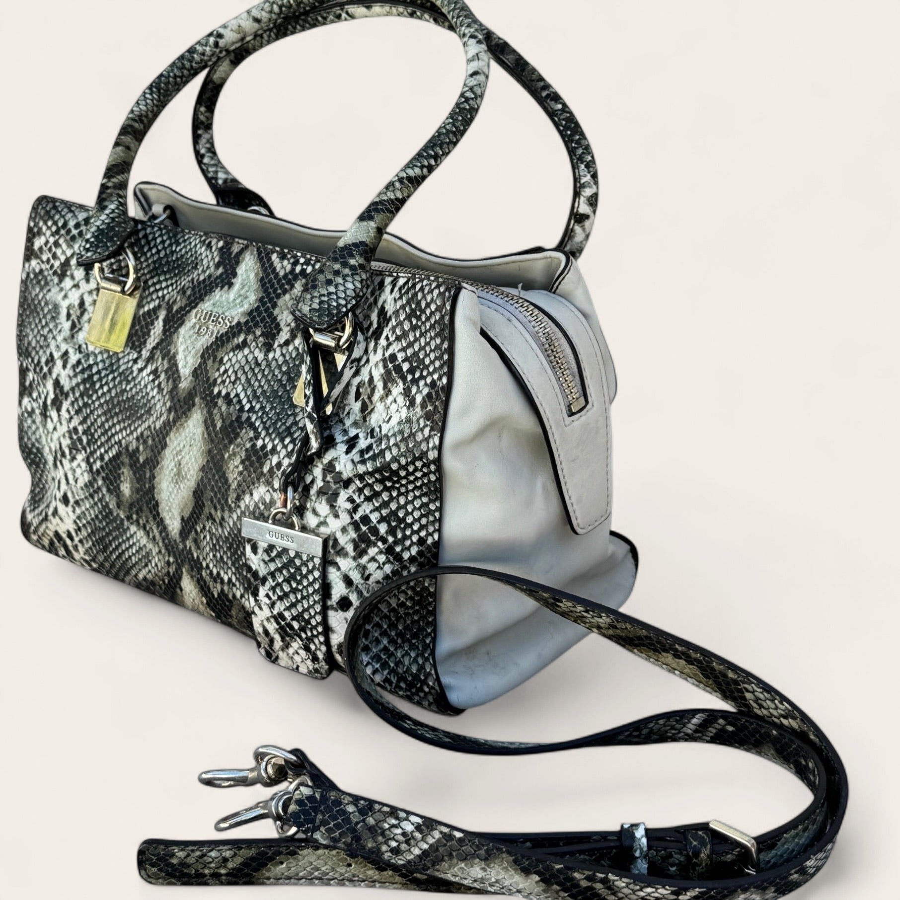Sac bowling Guess effet python – Gris, noir et blanc – Taille unique – Femme — photo complémentaire 2
