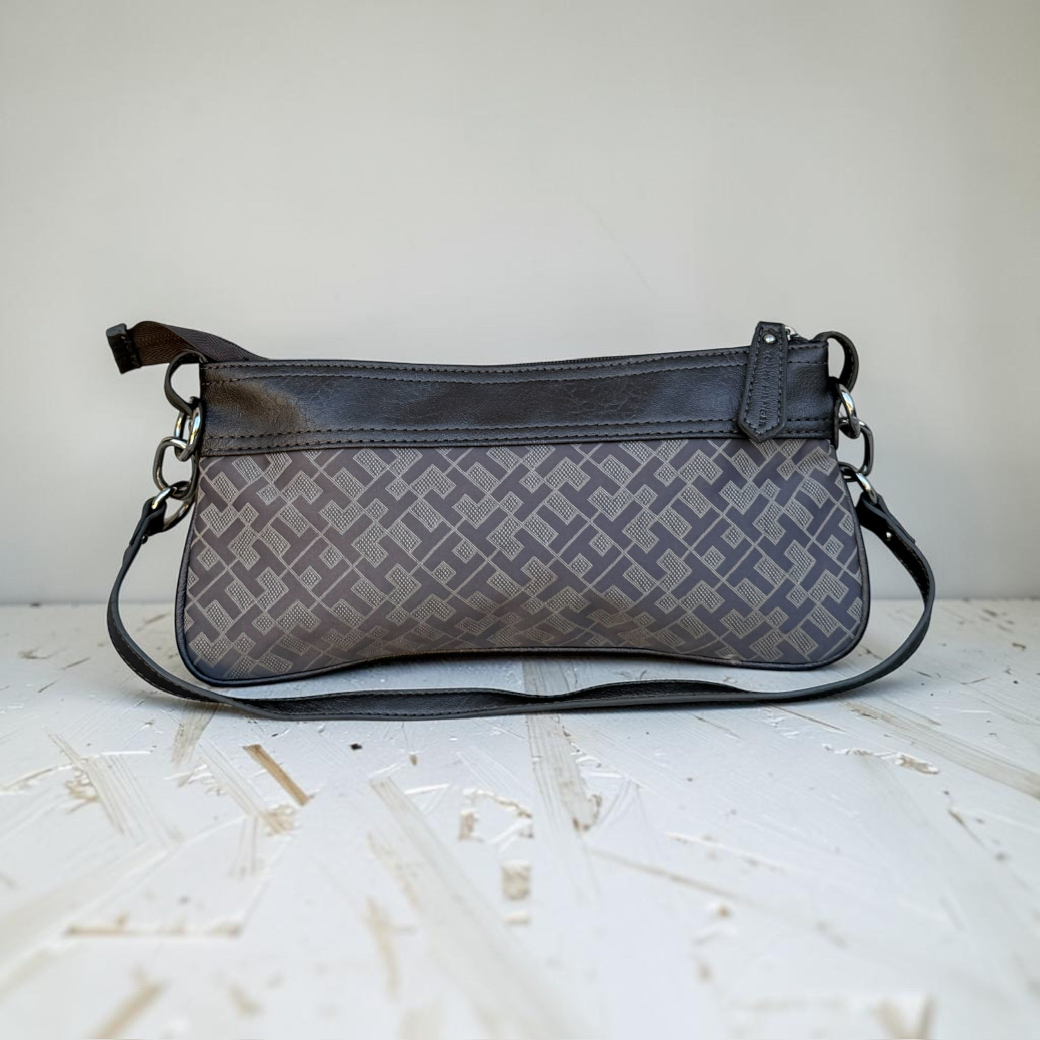Sac Tommy Hilfiger Monogram Gris Baguette Femme